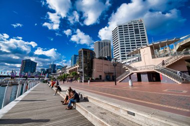 SYDNEY - AĞUSTOS 2018: Darling Harbour Güzel bir günde