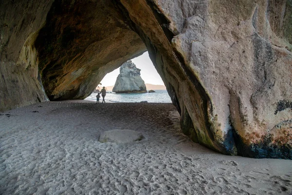 Kvinne Med Barn Som Nyter Cathedral Cove New Zealand – stockfoto