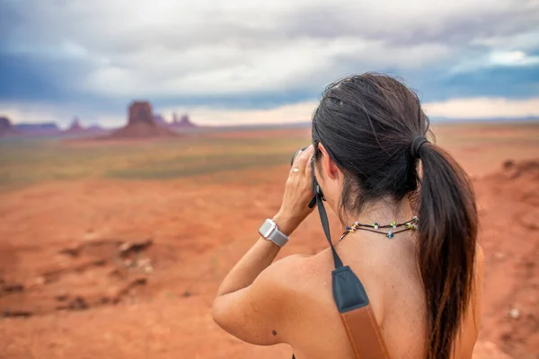 Γυναίκα Φωτογράφος Λήψη Φωτογραφιών Από Υπέροχο Σενάριο Monument Valley Κατά — Φωτογραφία Αρχείου