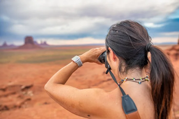 Fotógrafa Tomando Fotos Del Maravilloso Escenario Monument Valley Temporada Verano — Foto de Stock