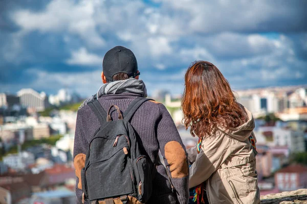 Visão Traseira Jovem Casal Desfrutando Panorama Cidade — Fotografia de Stock