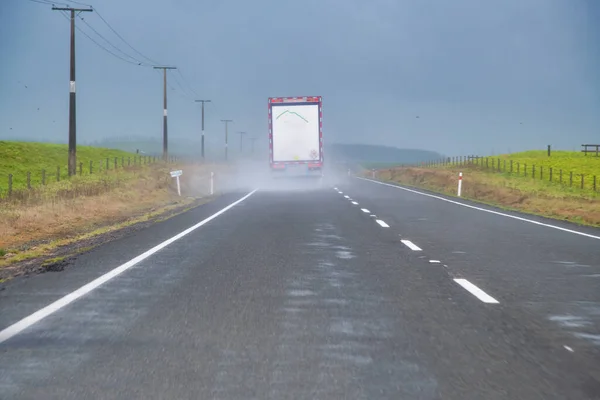 Camión Rápido Carretera Día Lluvioso Vista Trasera —  Fotos de Stock