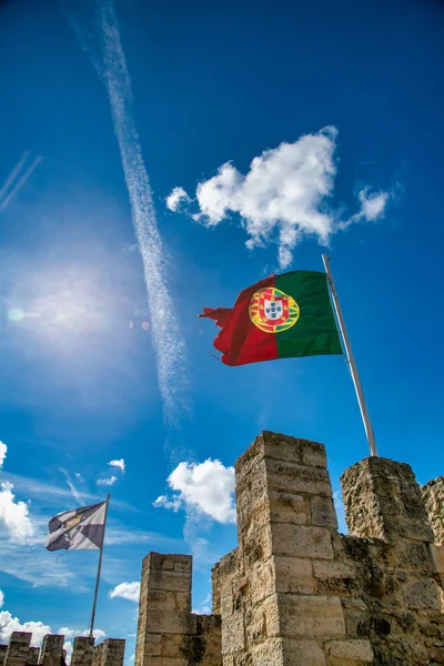 Kasteel Van Lissabon Met Portugese Vlag Een Zonnige Dag — Stockfoto