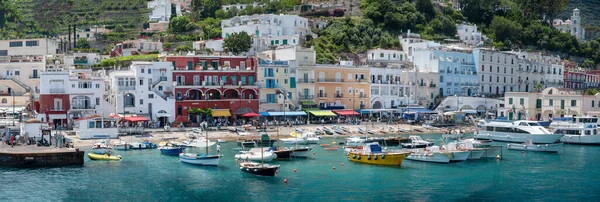Капри Италия Малый Городской Порт Лодками Туристами Панорамный Вид — стоковое фото