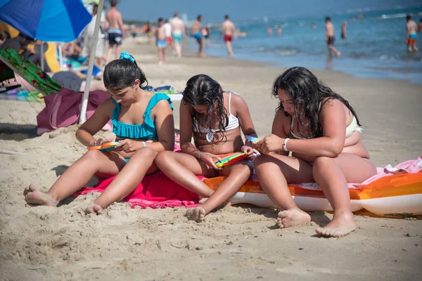 Група Молодих Жінок Підлітків Грає Барвистою Грою Пляжі Концепція Свята — стокове фото