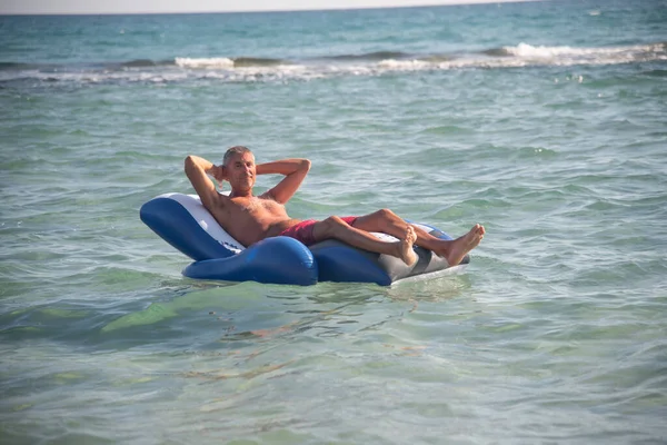 Muž Relaxuje Vodní Nafukovací Židli Moři — Stock fotografie