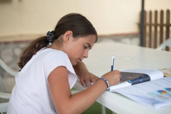 Tatil Okulu Ödevi Yapan Genç Kız — Stok fotoğraf