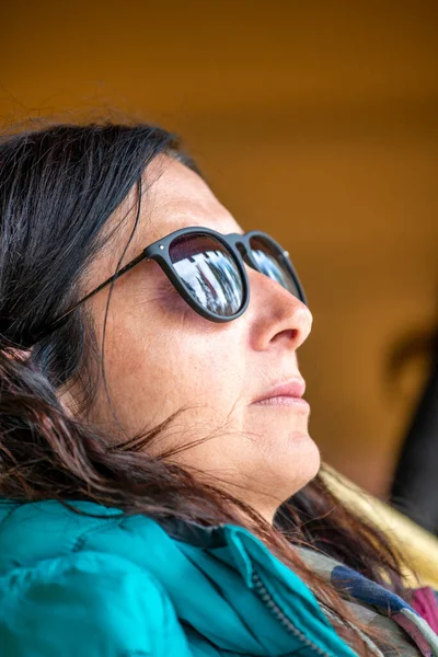 Kadın Dinleniyor Güneş Gözlüğü Takıyor — Stok fotoğraf