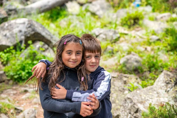 Erkek Kız Kardeş Bir Gezi Sırasında Kucaklaştılar — Stok fotoğraf