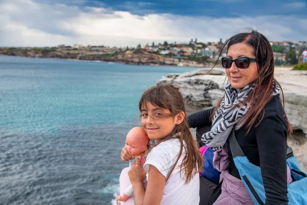 Mulher Feliz Relaxando Com Sua Filha Longo Bela Costa — Fotografia de Stock