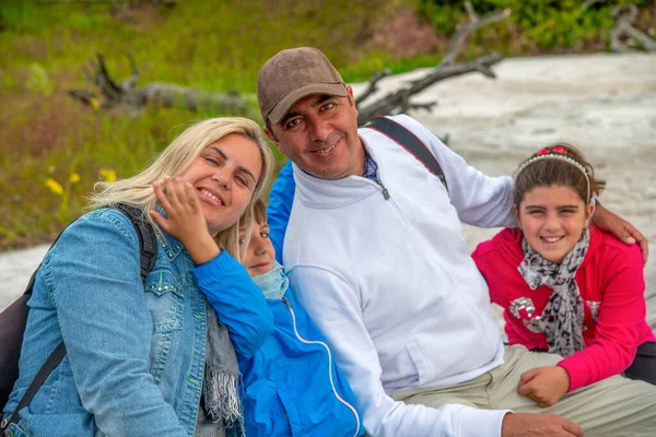 Família Feliz Quatro Pessoas Relaxando Livre Parque Nacional — Fotografia de Stock