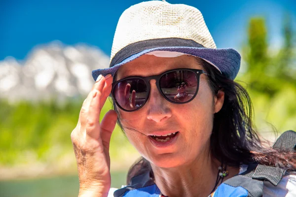 Mujer Feliz Relajándose Paseo Barco Largo Del Río Montaña Hermoso — Foto de Stock