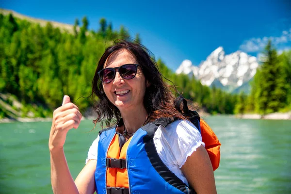 Happy Woman Relaxing Boat Tour Mountain River — 图库照片