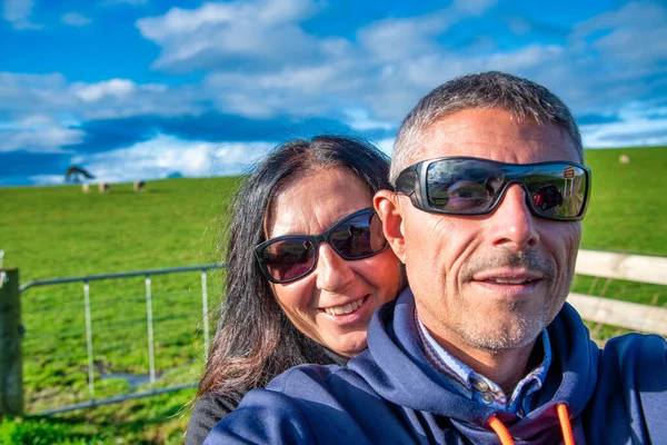 Casal Feliz Visitando Nova Zelândia Selfie Campo — Fotografia de Stock