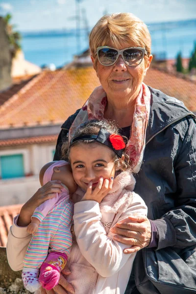 Szczęśliwa Starsza Kobieta Odwiedzająca Miasto Obejmująca Swoją Wnuczkę — Zdjęcie stockowe