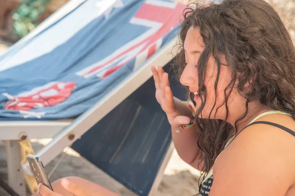 Chica Joven Playa Teniendo Una Conversación Con Amigo Hablando Través — Foto de Stock