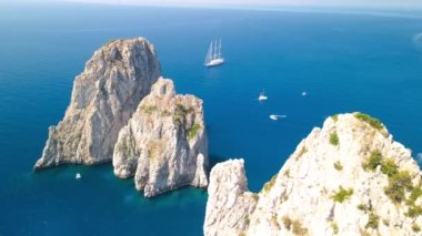 Bir İHA 'dan Faraglioni' nin yukarıdan görünüşü, Capri. İtalya, Campania 'nın ünlü kayaları