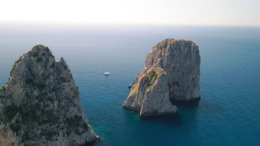 Bir İHA 'dan Faraglioni' nin yukarıdan görünüşü, Capri. İtalya, Campania 'nın ünlü kayaları