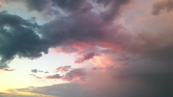 Panorámás légi kilátás naplemente ég a drón szemszögéből — Stock videók