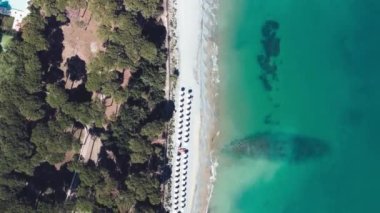 Trrhenian Denizi üzerinde uçan bir İHA 'nın havada hızlı hareketi