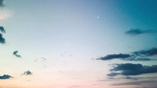 Solnedgång himmel med blå och röda färger, utsikt från en drönare under sommarsäsongen — Stockvideo