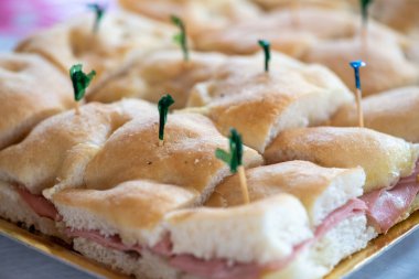 Jambonlu ekmek masada bir tören için hazır.