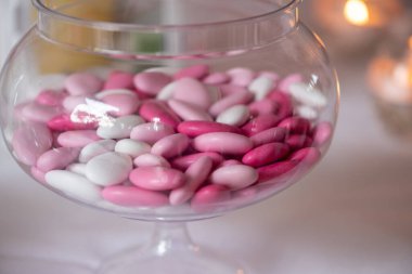 Masada renkli bir konfeti. Pembe ve mor renkler