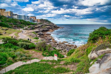 BONDI BEACH, AUSTRALYA - 18 Ağustos 2018: Tamarama Sahili Panoraması Fırtınalı bir günde