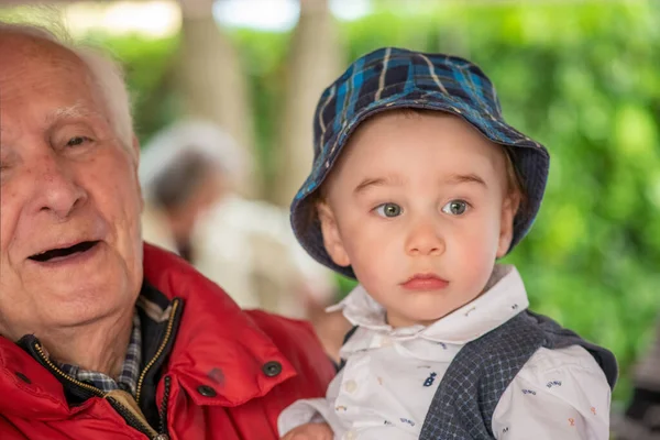 Baby Jongen Met Armen Van Zijn Grootvader — Stockfoto