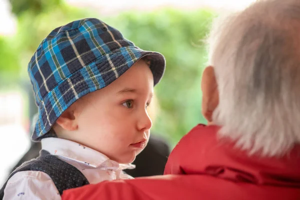 Baby Jongen Met Armen Van Zijn Grootvader — Stockfoto