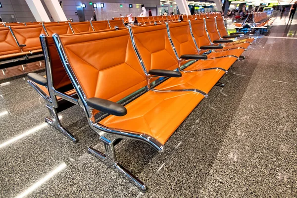 Cadeiras Laranja Salão Espera Aeroporto Frente Aos Portões — Fotografia de Stock