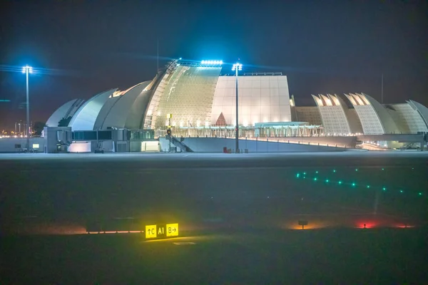 Современный Аэропорт Ночью Движущегося Самолета — стоковое фото
