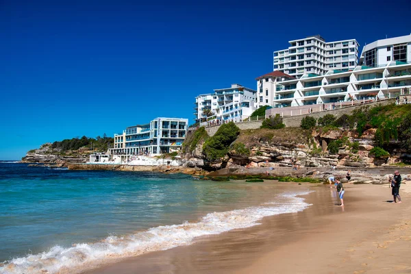 Bondi Beach Australia 2018年8月18日 美しい晴れた日にボンダイビーチの海岸線 — ストック写真