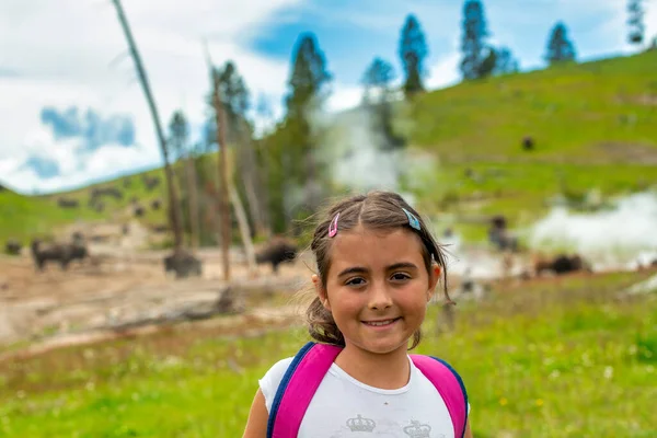Szczęśliwa Młoda Dziewczyna Odwiedza Yellowstone — Zdjęcie stockowe