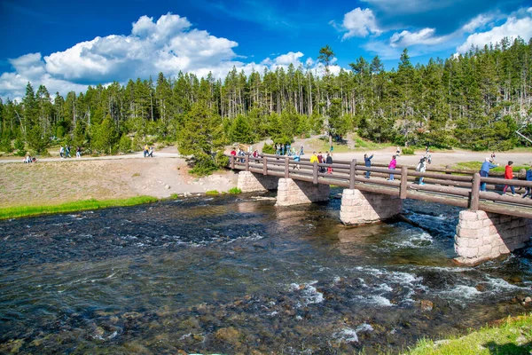 Yellowstone Julho 2019 Rio Yellowstone Ponte Com Turistas Caminhando — Fotografia de Stock