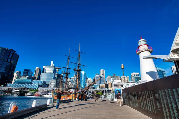 Sydney August 2018 Épületek Turisták Mentén Darling Harbour Egy Gyönyörű — Stock Fotó