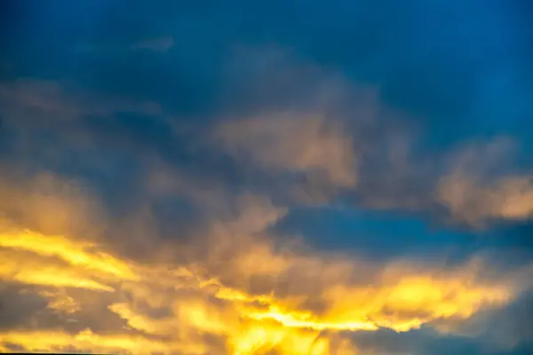 Gelbe Himmelsspiegelungen Und Schatten Bei Sonnenuntergang — Stockfoto