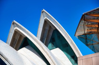 SYDNEY - 20 AĞUSTOS 2018: güneşli bir günde Opera Binası 'nın dışı