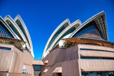 SYDNEY - 20 AĞUSTOS 2018: güneşli bir günde Opera Binası 'nın dışı