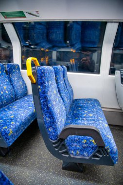 Sydney metrosunun içi boş koltuklarla dolu