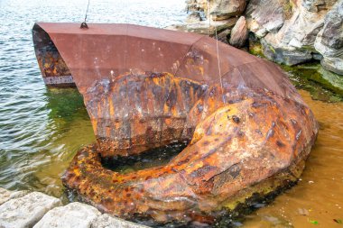 Kıyı şeridi boyunca uzanan dev metal boru hattı.