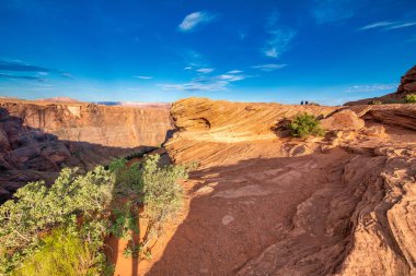 Yaz mevsiminde Horseshoe Bend 'in kırmızı kayaları, ABD