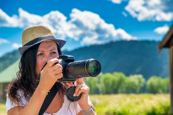 Vrouwelijke Fotograaf Maakt Foto Van Nationaal Park — Stockfoto