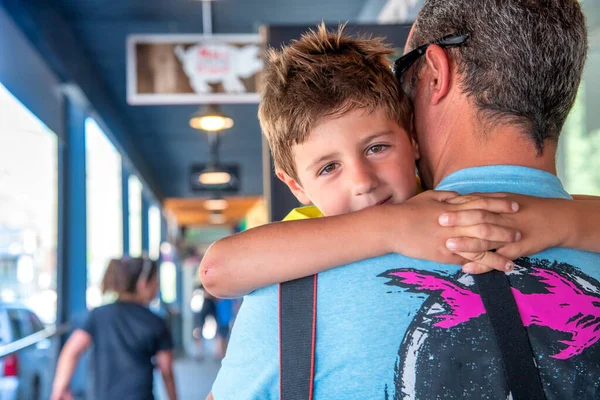 Fatigué Jeune Garçon Embrassant Son Père Gare — Photo