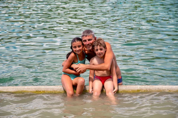 Çocuklu Mutlu Bir Adam Yaz Mevsiminde Doğal Bir Nehir Havuzunda — Stok fotoğraf