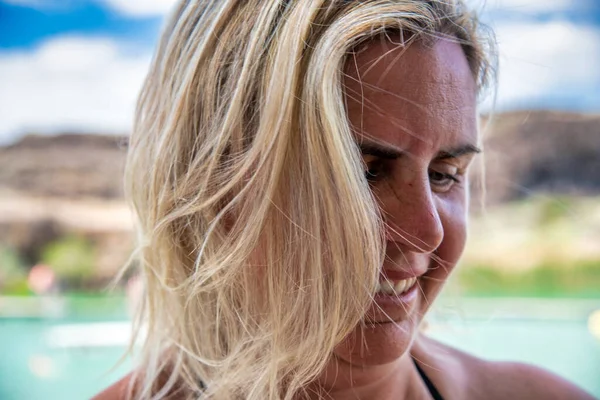 Mulher Feliz Relaxante Refrescante Temporada Verão Uma Piscina Natural Rio — Fotografia de Stock