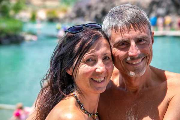 Couple Heureux Relaxant Rafraîchissant Saison Estivale Dans Une Piscine Fluviale — Photo