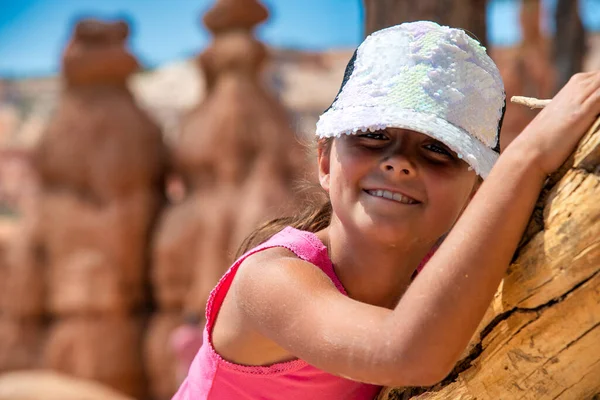 Szczęśliwa Młoda Dziewczyna Zwiedzanie Bryce Canyon Utah — Zdjęcie stockowe