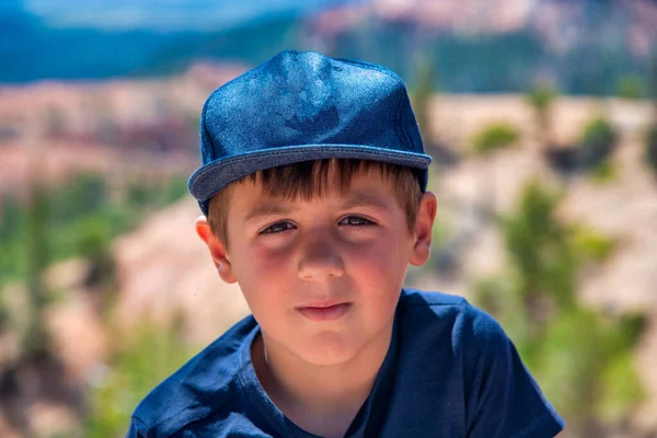 Glücklicher Kleiner Junge Mit Hut Besucht Nationalpark — Stockfoto