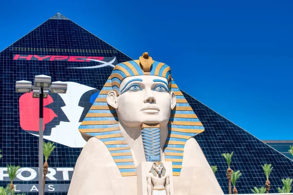 Las Vegas Juli 2019 Buitenaanzicht Luxor Hotel Casino Het Zomerseizoen — Stockfoto